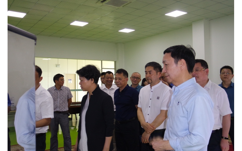 市委副書記、市長張迎春走訪智能制造企業(yè)，來我司調(diào)研，與我司高層領(lǐng)導(dǎo)親切會面。